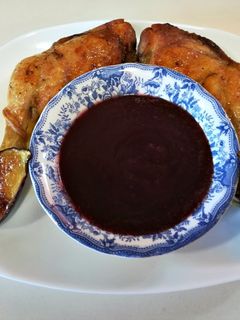 Una foto de Muslos de pollo al horno con mermelada de higos