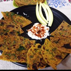 A picture of Palak Panir Thepla.