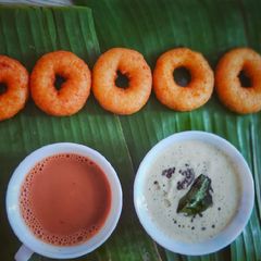 A picture of Medu vada with chai.