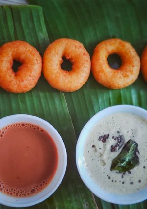 A picture of Medu vada with chai.