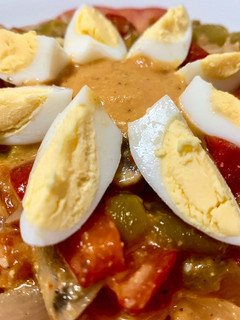 Una foto de Ensalada con salsa romesco