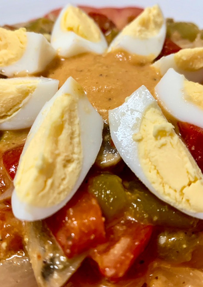 Una foto de Ensalada con salsa romesco