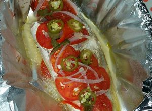Una foto de Pescado empapelado al horno