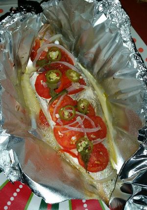 Una foto de Pescado empapelado al horno