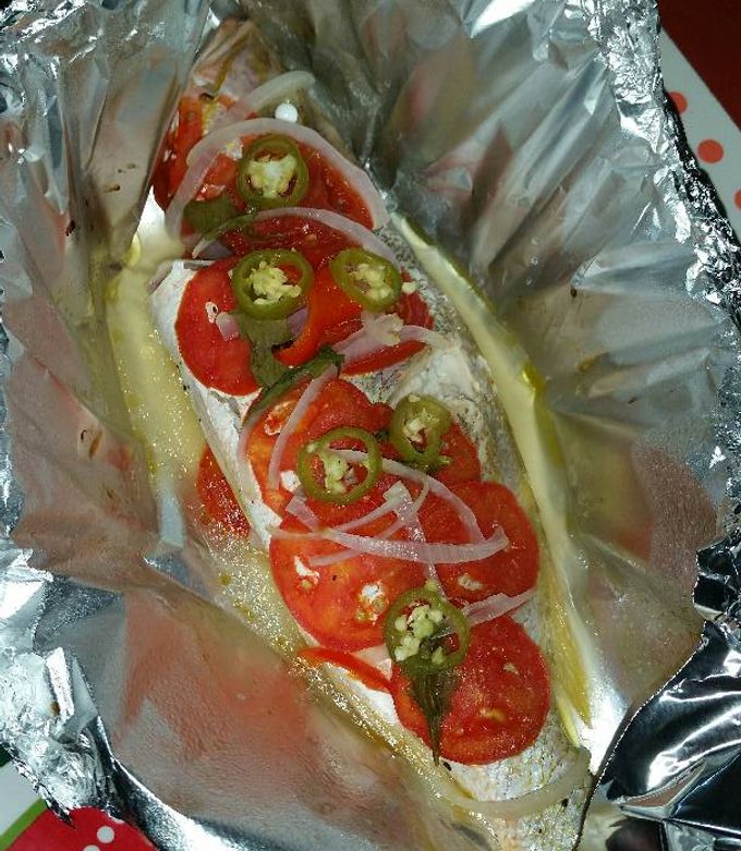 Una foto de Pescado empapelado al horno