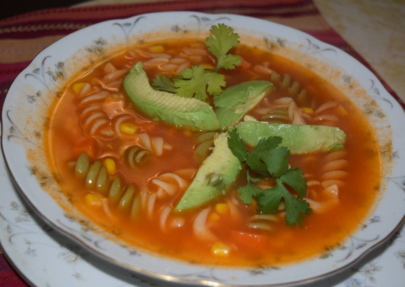 Sopa caldosa de torinillos con verduras y chipotle