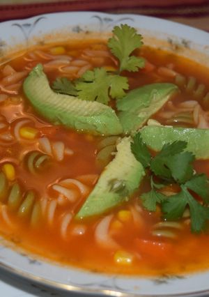 Una foto de Sopa caldosa de torinillos con verduras y chipotle