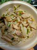 Mì udon xào nấm tươi, ngó sen, chả cá, xúc xích