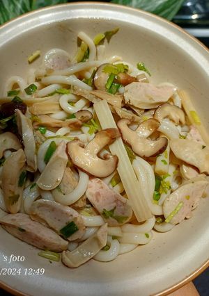 Hình của món Mì udon xào nấm tươi, ngó sen, chả cá, xúc xích.