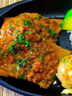 Una foto de Sobrebarriga en salsa criolla