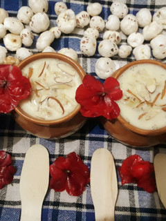फूल मखाने की खीर (phool makhane ki kheer recipe in Hindi) रेसिपी मुख्य फोटो