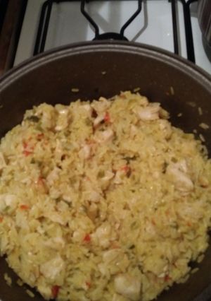 Una foto de Pollo con arroz y azafrán