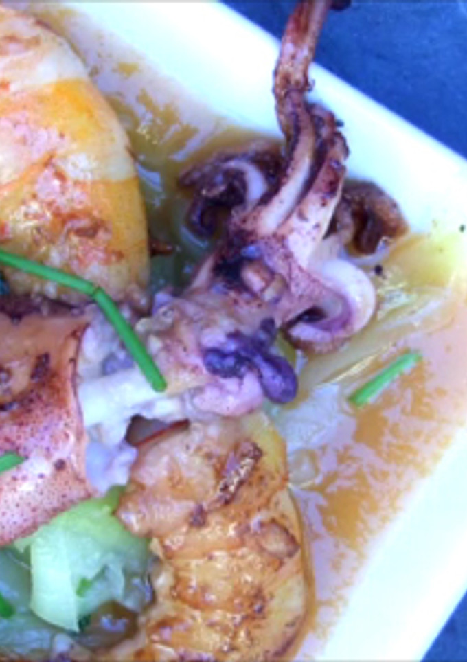 Una foto de Tallarines de calabacín, langostinos y calamares