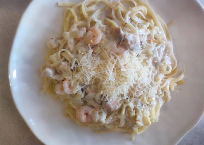 Lemon Garlic Seafood Alfredo