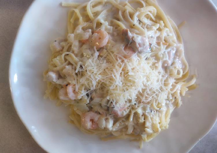 Recipe of Homemade Lemon Garlic Seafood Alfredo