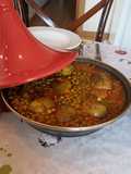 Tajine de cordero, alcachofas y guisantes