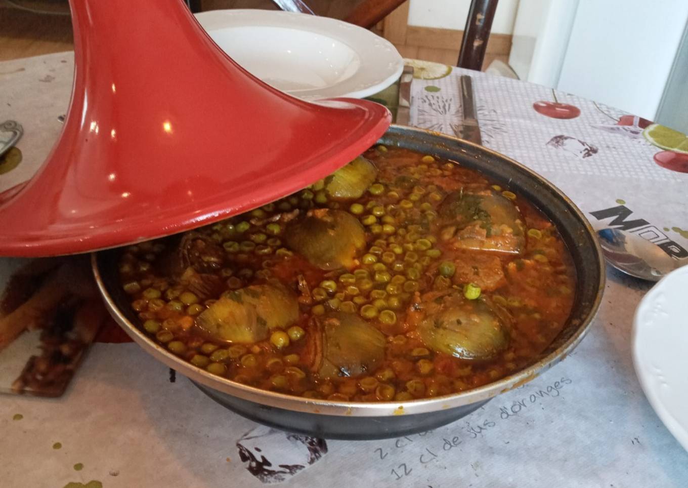 Tajine de cordero, alcachofas y guisantes