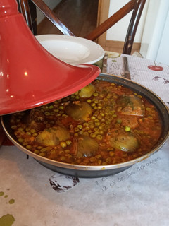 Una foto de Tajine de cordero, alcachofas y guisantes
