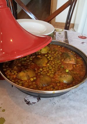 Una foto de Tajine de cordero, alcachofas y guisantes