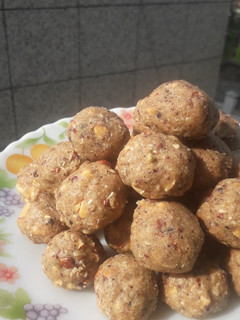 गोंद मेवा लड्डू (Gond mewa ladoo recipe in Hindi) रेसिपी मुख्य फोटो