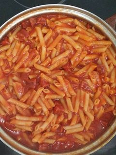 Una foto de Macarrones con tomate