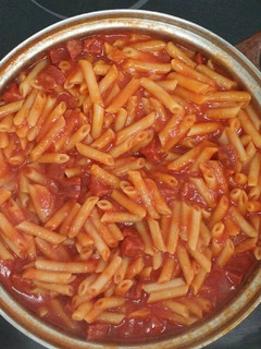 Una foto de Macarrones con tomate