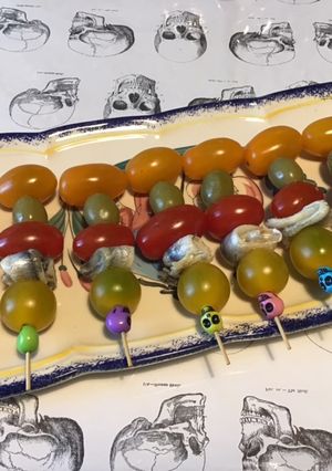 Une photo de Minis brochettes tomates, olives et anchois marinés