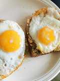 Desayuno pan tostado con huevo y pesto