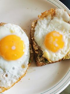 Una foto de Desayuno pan tostado con huevo y pesto
