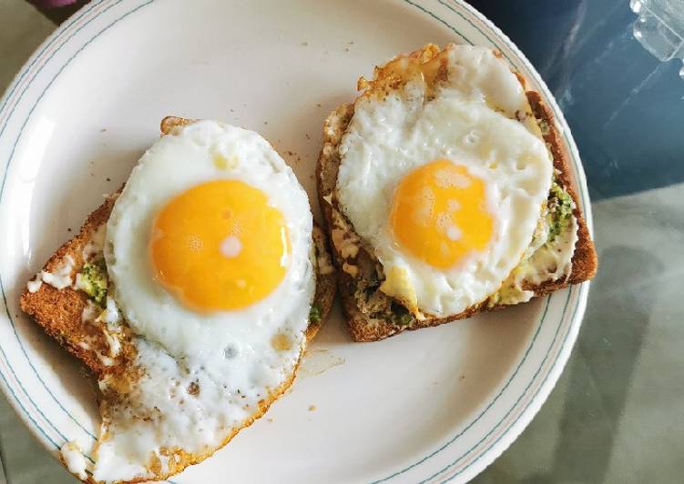 Desayuno pan tostado con huevo y pesto