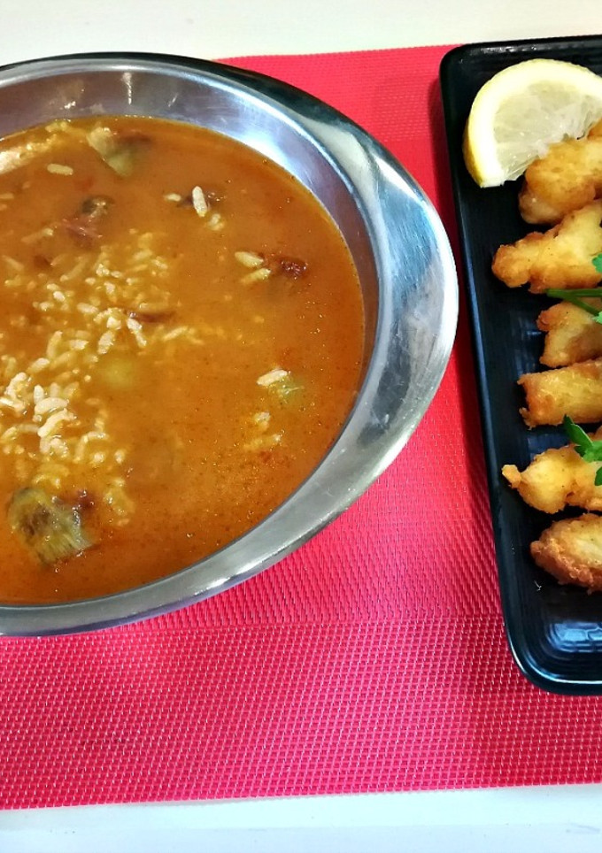 Una foto de Arroz con alcachofas y bacalao