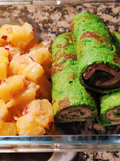 Una foto de Ensalada templada de patata con rollitos de espinacas