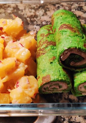 Una foto de Ensalada templada de patata con rollitos de espinacas