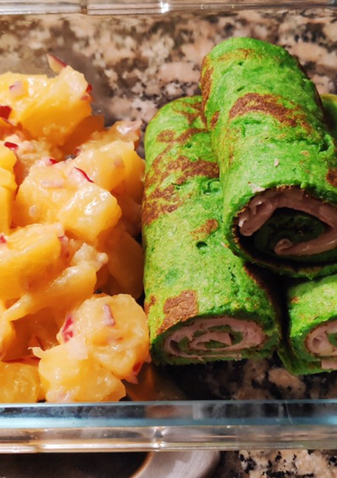 Una foto de Ensalada templada de patata con rollitos de espinacas
