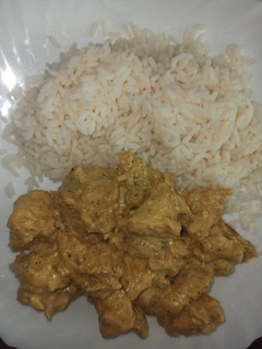 Una foto de Pollo al curry con arroz blanco🍗🍚