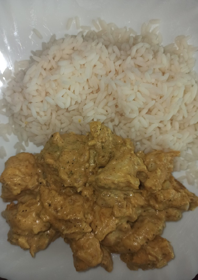 Una foto de Pollo al curry con arroz blanco🍗🍚