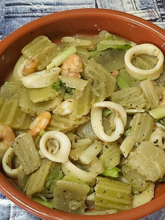 Una foto de Cardos con gambas y calamares