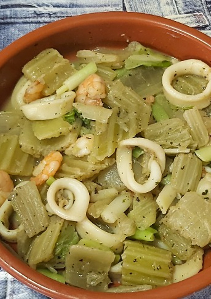 Una foto de Cardos con gambas y calamares