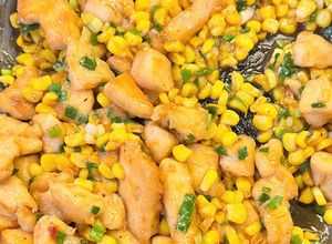 Hình của món Ức Gà Xào Ngô (hơi cay một chút).