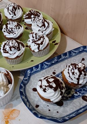 Banános muffin csoki pasztillákkal tejszínhabbal díszítve recept fotója