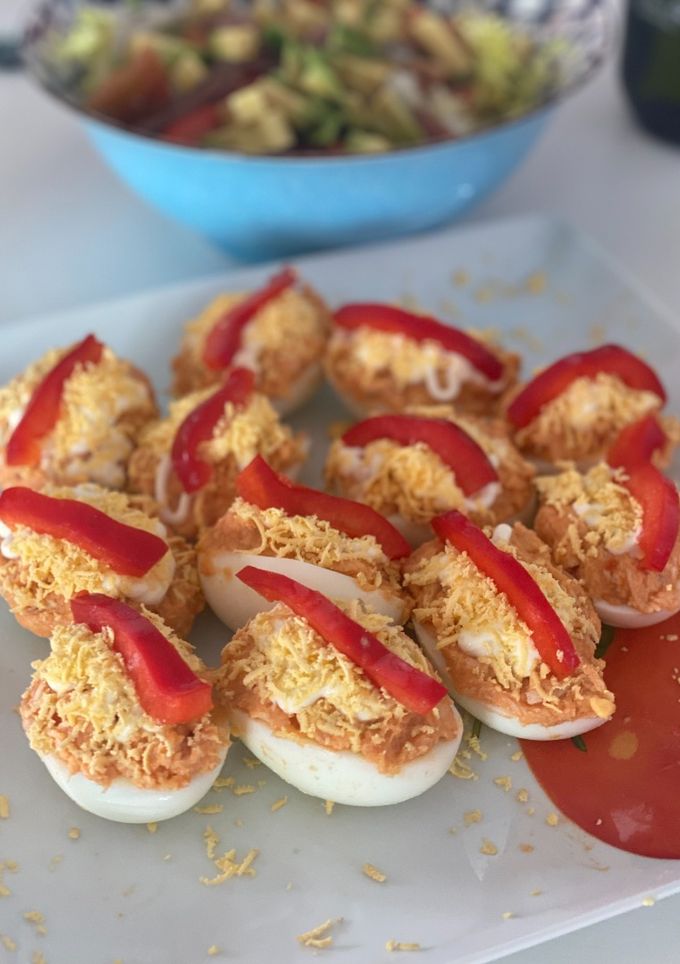 Una foto de Huevos rellenos de dorada