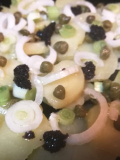 Una foto de Ensalada templada de patata con caviar y alcaparras