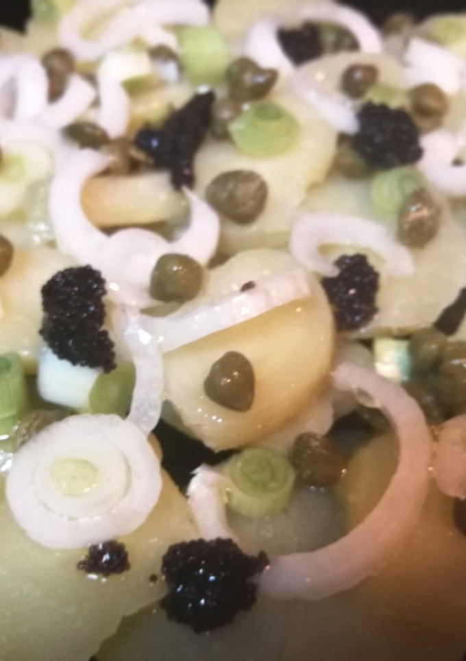 Una foto de Ensalada templada de patata con caviar y alcaparras