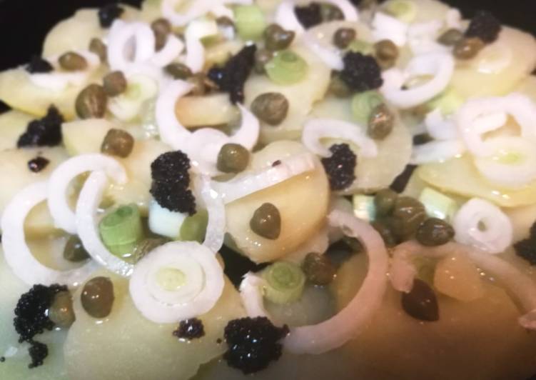 Ensalada templada de patata con caviar y alcaparras