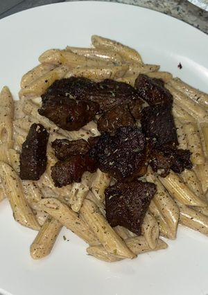 A picture of Garlic parm pasta steak.