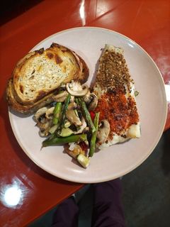Una foto de Bacalao con verduras en freidora de aire