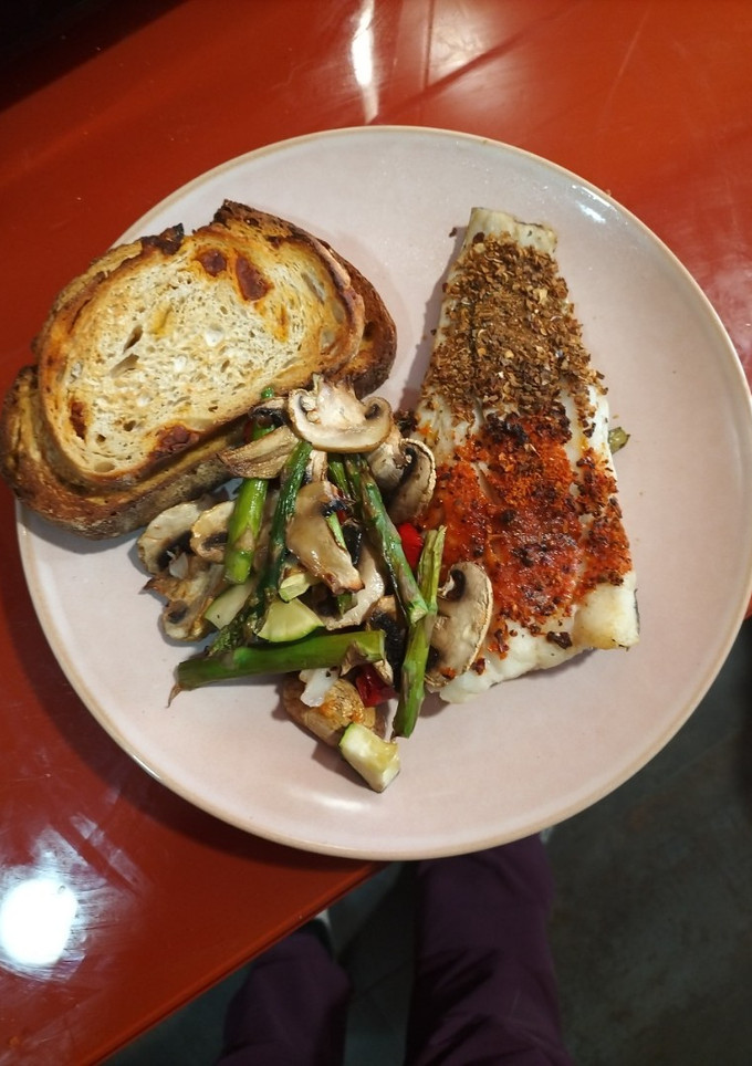 Una foto de Bacalao con verduras en freidora de aire