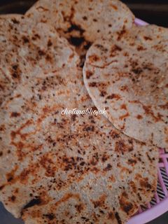 भोगी स्पेशल भाकरी (bhogi special bhakhri recipe in marathi) रेसिपी चे मुख्य फोटो 