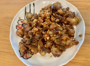 Hình của món Sụn gà mắm tỏi.