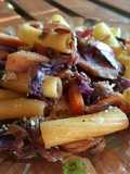 Pasta con col lombarda, butifarra negra y más